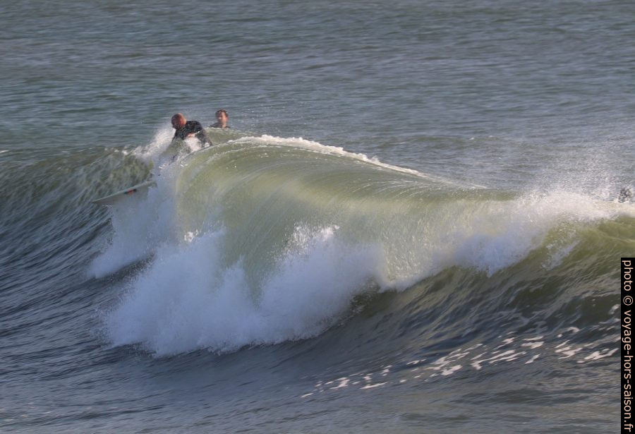 Un surfeur s'élance sur une vague qui déferle. Photo © André M. Winter