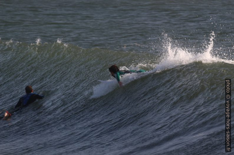 Un surfeur prend de l'élan sur une vague. Photo © André M. Winter