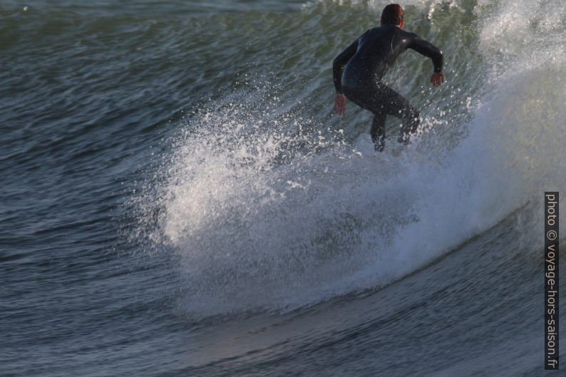 Un surfeur debout sur le flanc de la vague. Photo © André M. Winter