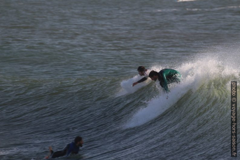 Un surfeur tente de se mettre debout. Photo © André M. Winter