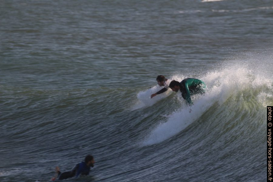 Un surfeur tente de se mettre debout. Photo © André M. Winter