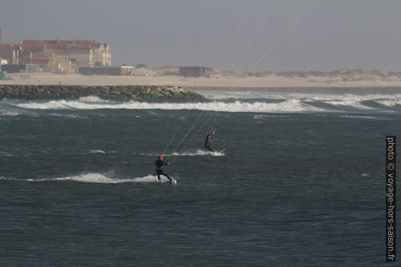 Kite-surfeurs à la Plage de Barra. Photo © André M. Winter