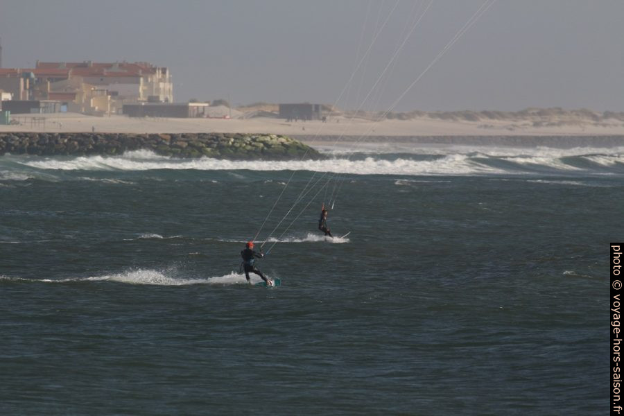 Kite-surfeurs à la Plage de Barra. Photo © André M. Winter