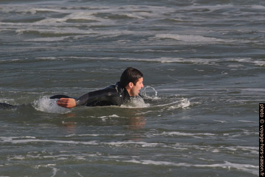 Surfeur ramant pour sortir vers les vagues. Photo © André M. Winter