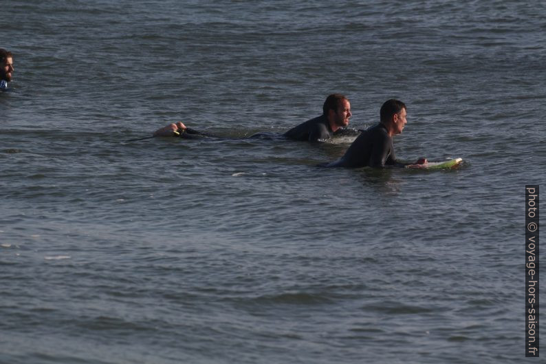 Surfeurs en attente de bonnes vagues. Photo © André M. Winter