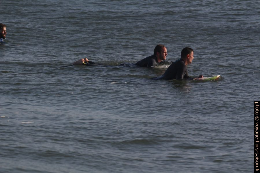 Surfeurs en attente de bonnes vagues. Photo © André M. Winter