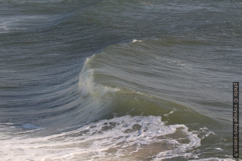 Début du déferlement de la vague. Photo © André M. Winter