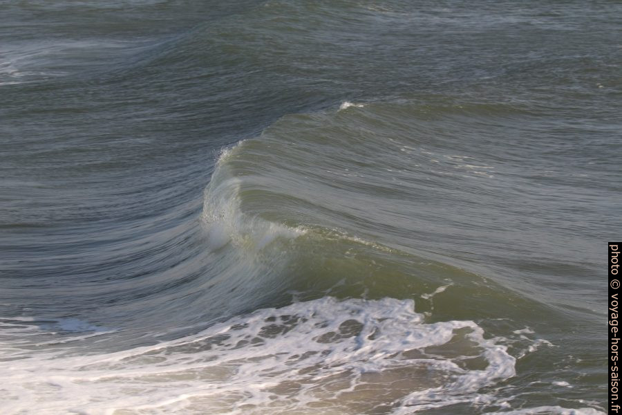 Début du déferlement de la vague. Photo © André M. Winter