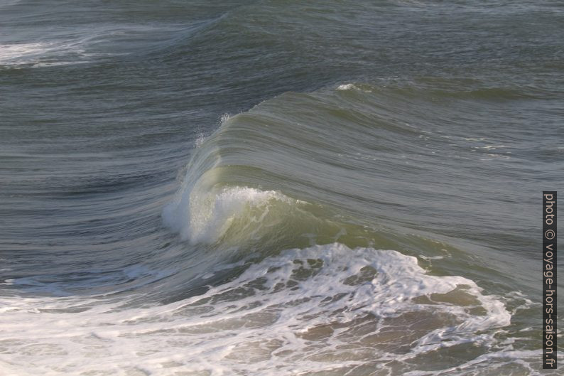 La vague se brise en déferlant. Photo © André M. Winter