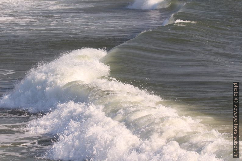 Une déferlante s'écrase sur la plage. Photo © André M. Winter