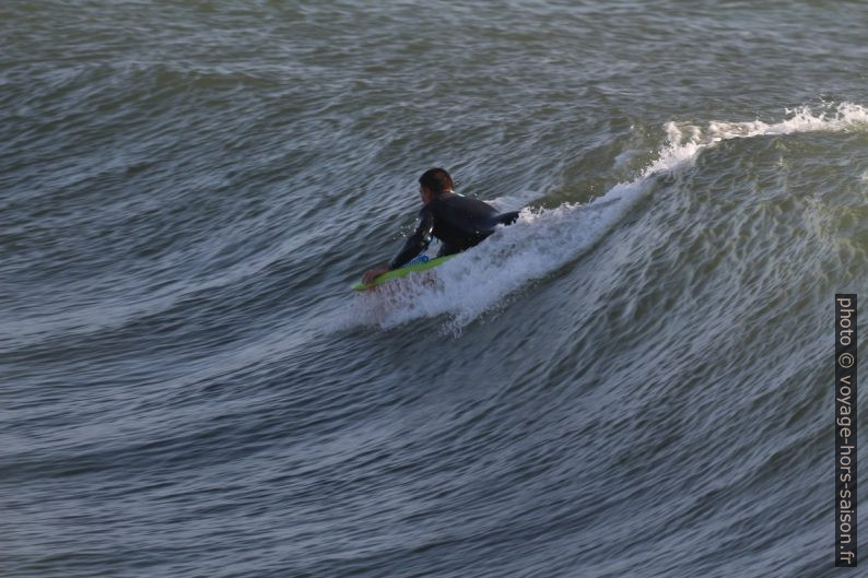 Un surfeur s'élance sur la vague. Photo © André M. Winter