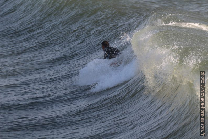 Un surfeur rattrapé par la vague. Photo © André M. Winter