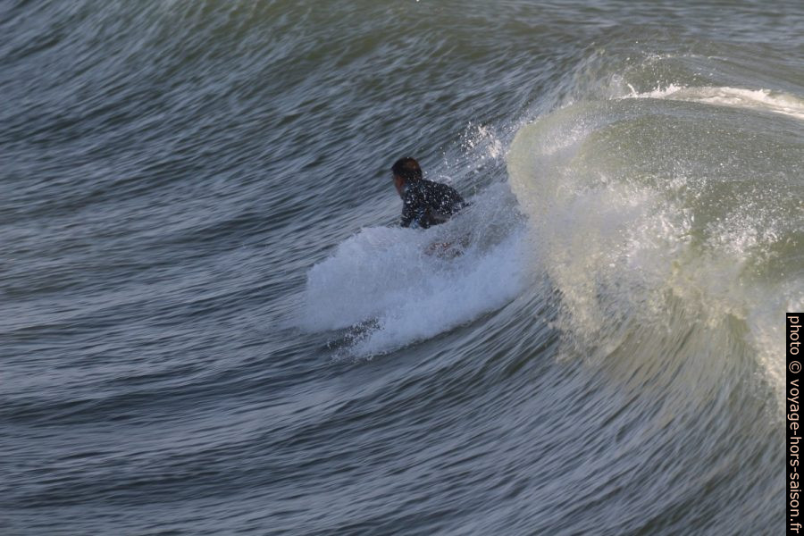 Un surfeur rattrapé par la vague. Photo © André M. Winter