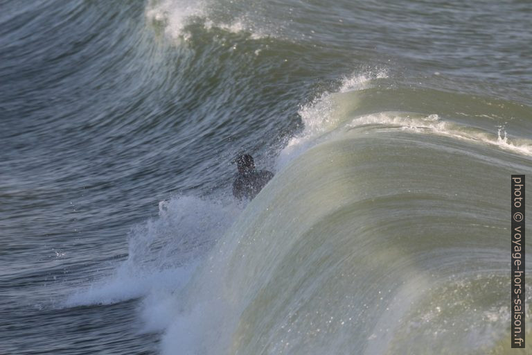 La vague roule sur le surfeur sans qu'il ait pu se lever. Photo © André M. Winter