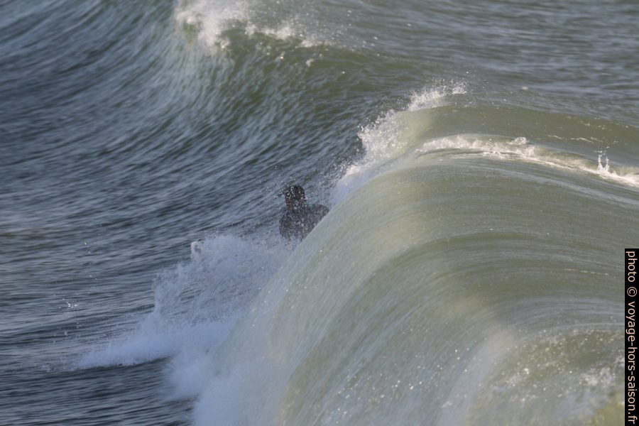 La vague roule sur le surfeur sans qu'il ait pu se lever. Photo © André M. Winter