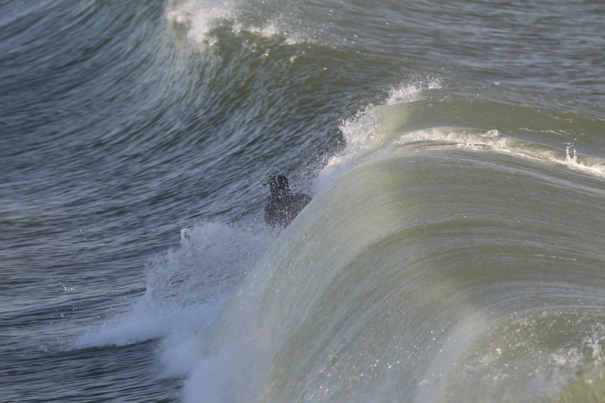 La vague roule sur le surfeur sans qu'il ait pu se lever. Photo © André M. Winter