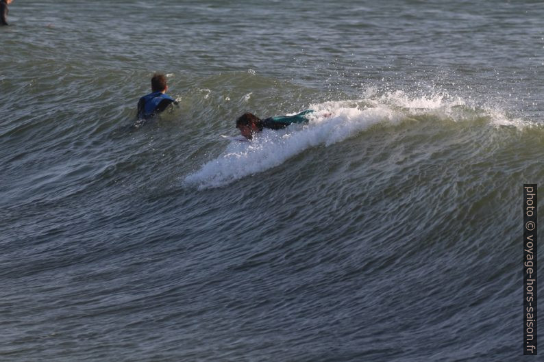 Élancement d'un surfeur. Photo © André M. Winter