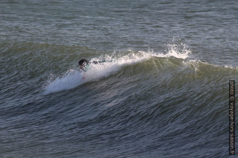 Élancement d'un surfeur. Photo © André M. Winter