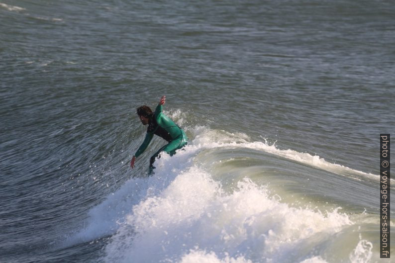 Un surfeur levé sur sa planche. Photo © André M. Winter