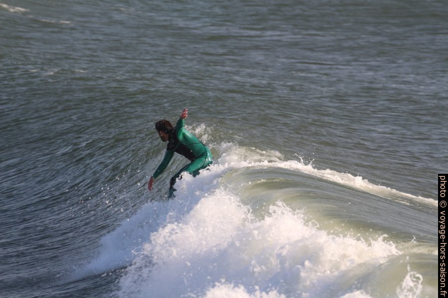 Un surfeur levé sur sa planche. Photo © André M. Winter
