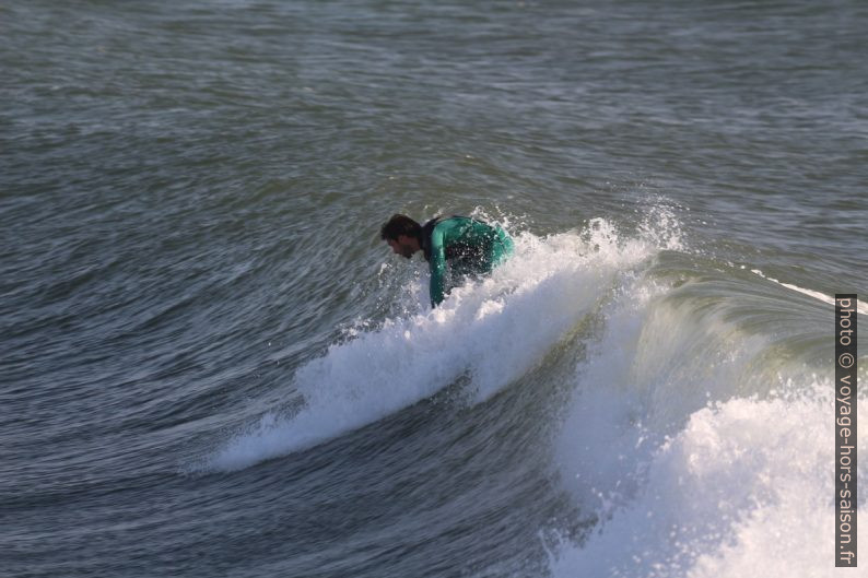 Un surfeur tente de se lever. Photo © André M. Winter