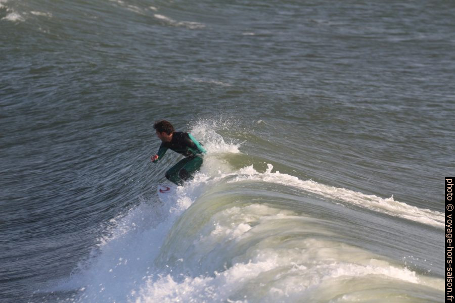 Un surfeur se débat avec la vague qui se rabat. Photo © André M. Winter