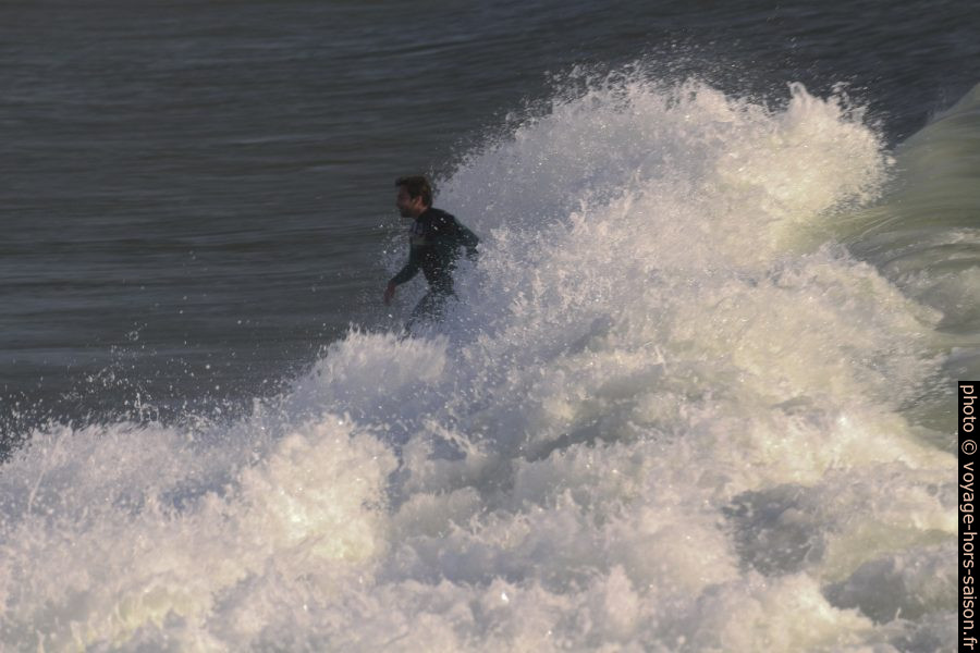 Un surfeur sort avec le dernier élan. Photo © André M. Winter