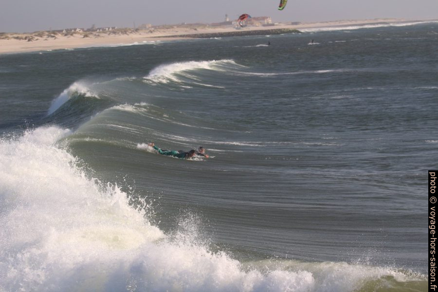Des surfeurs refont surface après le passage d'une déferlante. Photo © André M. Winter