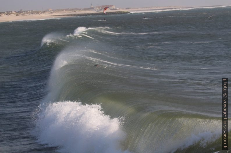 Une déferlante à la Plage de Barra. Photo © André M. Winter