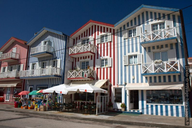 Maisons rayées de Costa Nova. Photo © Alex Medwedeff