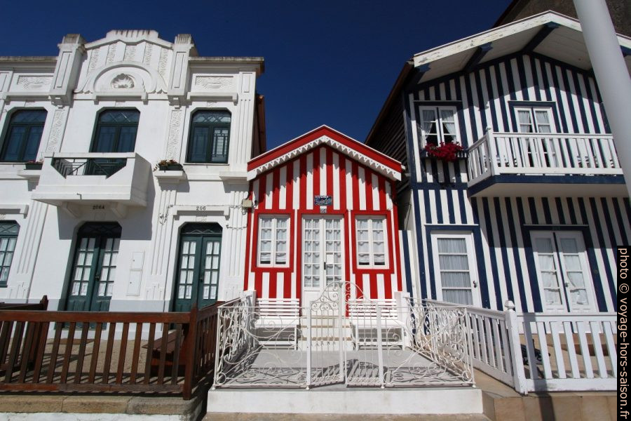 Une petite maison rayée en rouge et blanc coincée entre deux grandes. Photo © André M. Winter