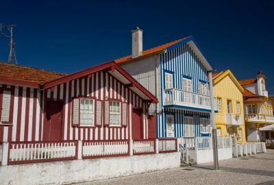 Anciennes maison rayées à Costa Nova. Photo © Alex Medwedeff