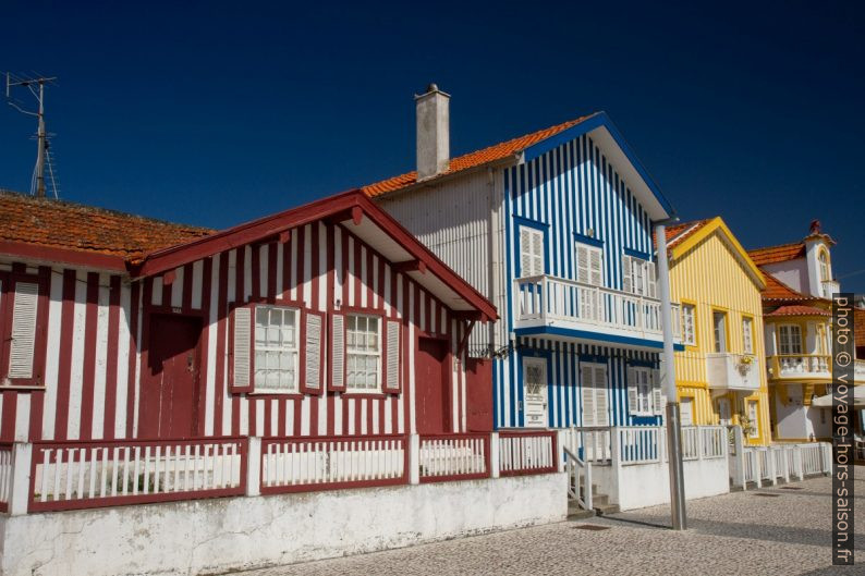 Anciennes maison rayées à Costa Nova. Photo © Alex Medwedeff