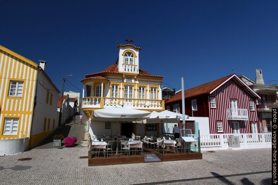 Maison éclectique à Costa Nova. Photo © Alex Medwedeff