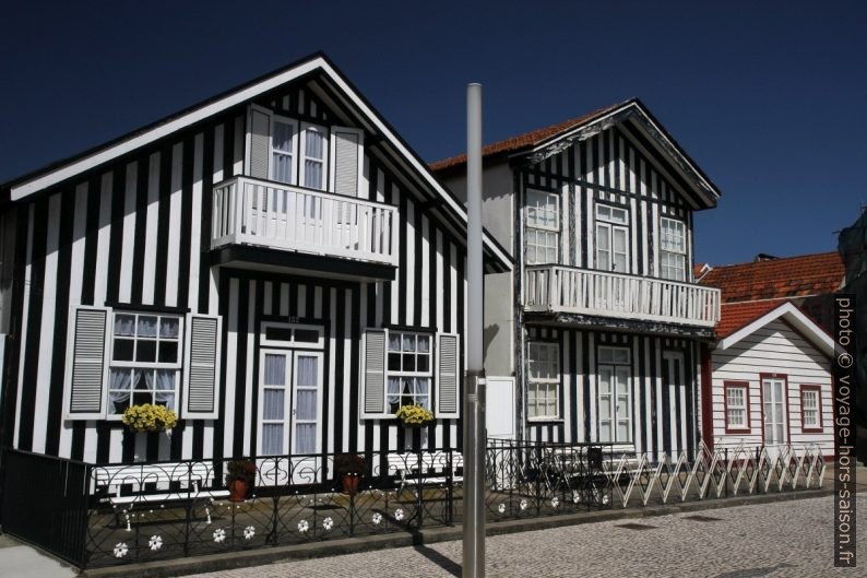 Maisons rayées en blanc et noir. Photo © Alex Medwedeff