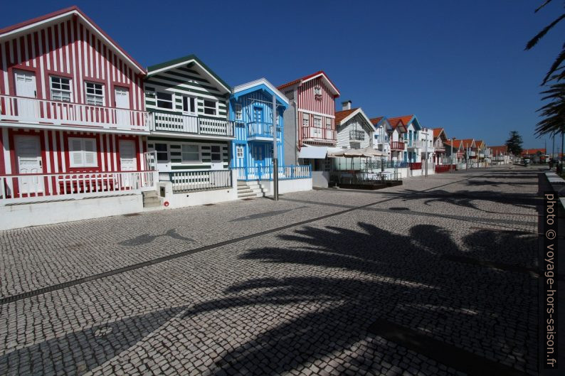 Rangée de maisons rayées à Costa Nova. Photo © André M. Winter