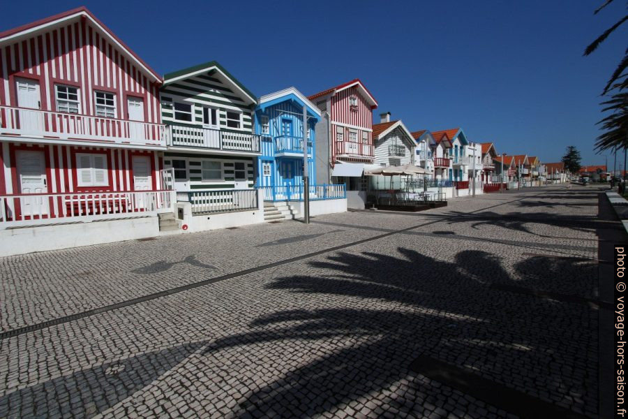 Rangée de maisons rayées à Costa Nova. Photo © André M. Winter