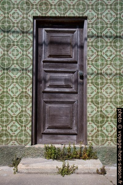 Porte en bois dans une maison au carrelage d'un autre âge. Photo © Alex Medwedeff