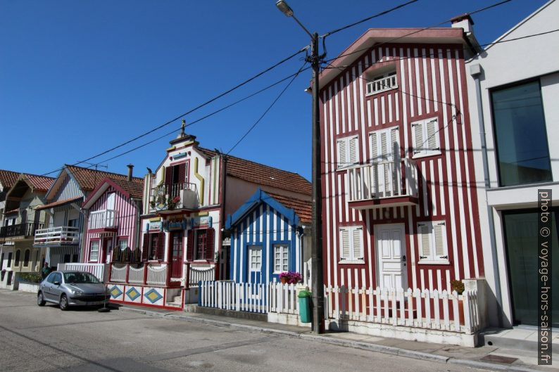 Maison éclectique entre maisons rayées à Costa Nova. Photo © André M. Winter