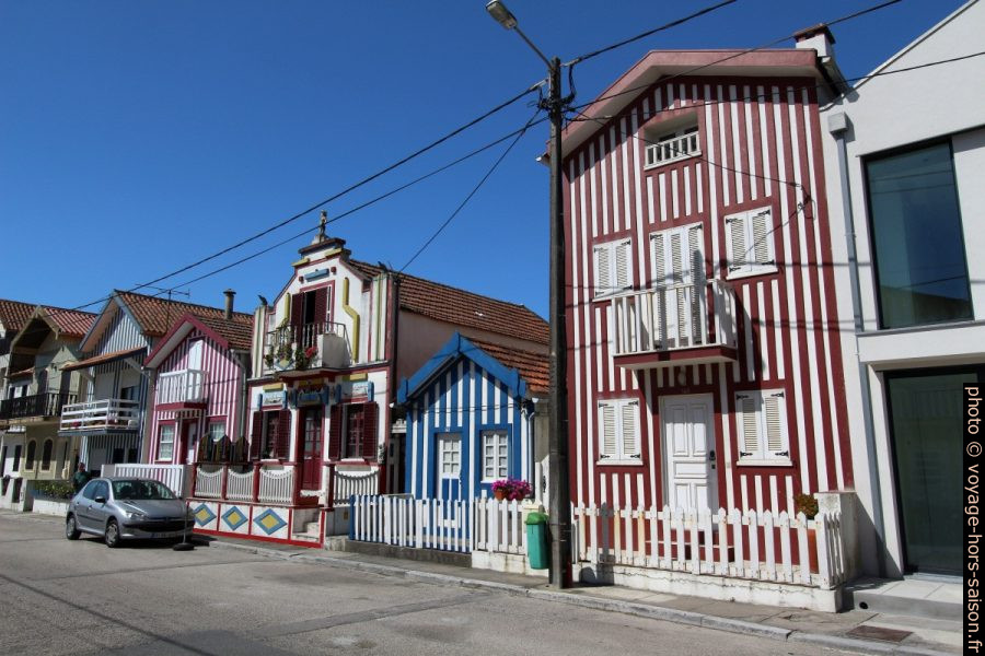 Maison éclectique entre maisons rayées à Costa Nova. Photo © André M. Winter