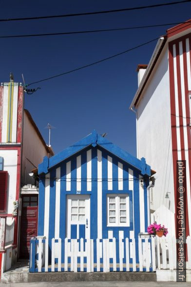 Minuscule maison rayée en bleu et blanc. Photo © Alex Medwedeff