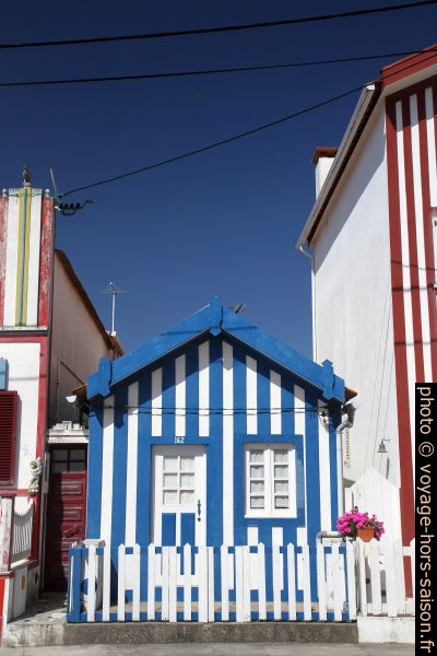 Minuscule maison rayée en bleu et blanc. Photo © Alex Medwedeff