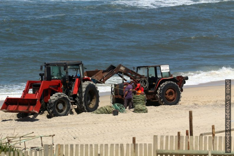Deux tracteurs de pêcheurs sur la Praia de Mira. Photo © André M. Winter