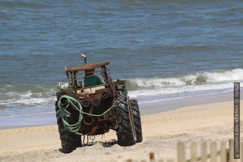 Tracteur avec système enrouleur pour tirer les filets de pêche sur la plage de Mira. Photo © André M. Winter