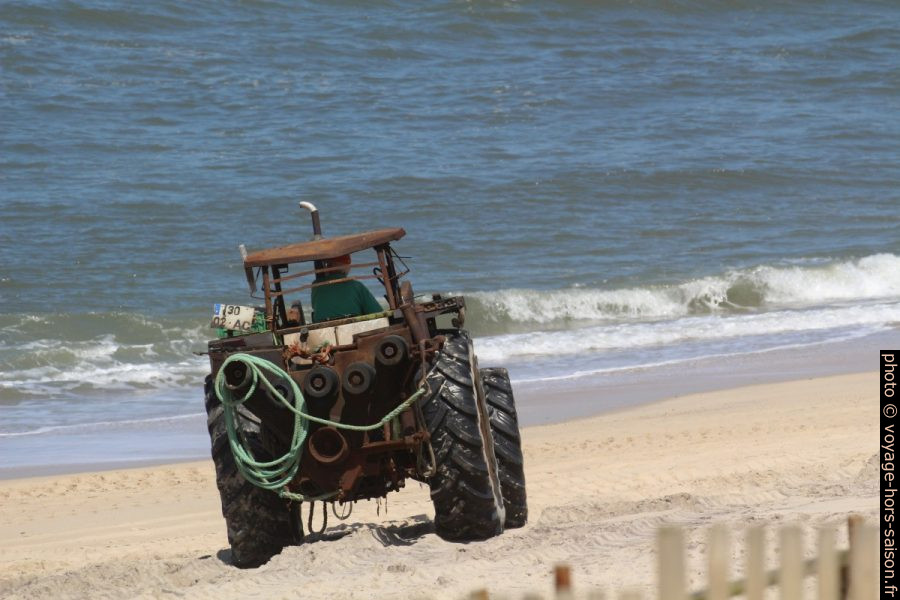 Tracteur avec système enrouleur pour tirer les filets de pêche sur la plage de Mira. Photo © André M. Winter