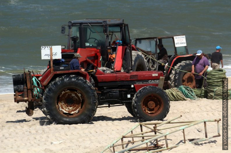 Trois tracteurs de pêcheurs sur la Praia de Mira. Photo © André M. Winter