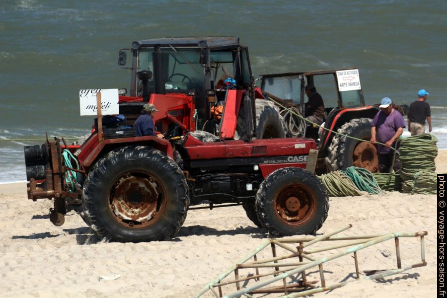 Trois tracteurs de pêcheurs sur la Praia de Mira. Photo © André M. Winter