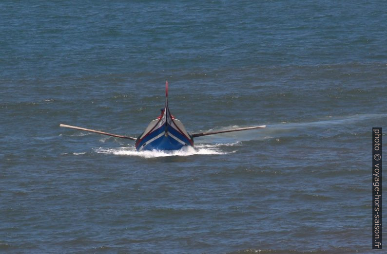 La barque traditionnelle de pêcheurs S. José rentre. Photo © André M. Winter