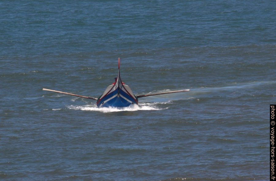 La barque traditionnelle de pêcheurs S. José rentre. Photo © André M. Winter