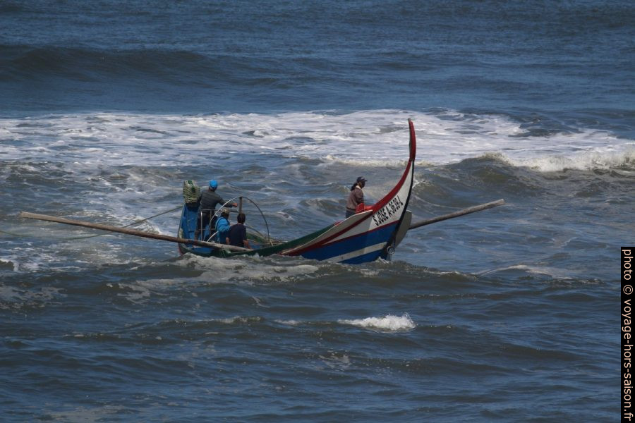 La barque de pêcheurs S. José rentre par mer agitée. Photo © André M. Winter
